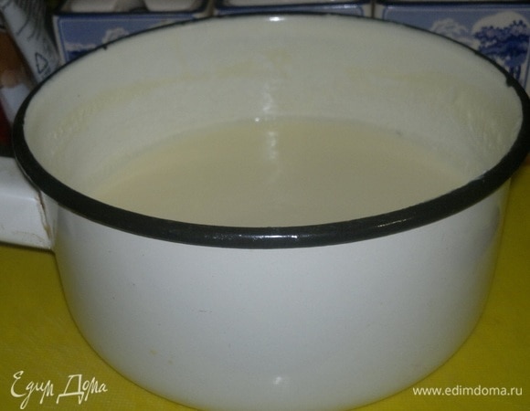 Сливочный крем снять с огня и остудить до комнатной температуры.