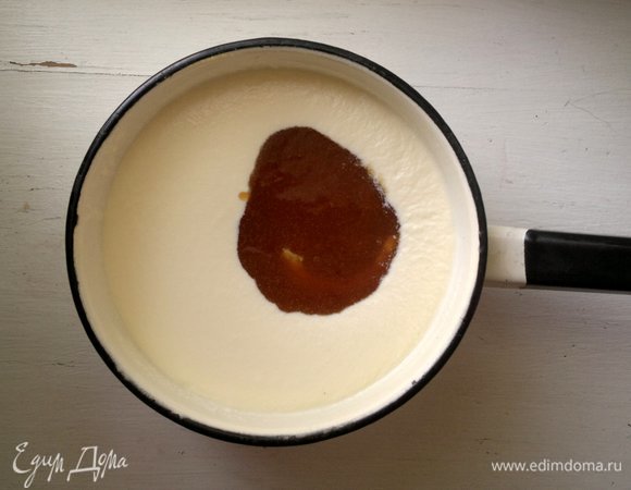 Соединить остывшее персиковое пюре и сливочный крем, перемешать до однородности.