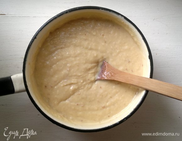 Каждый час в течение 4–5 часов доставать мороженое из морозилки и перемешивать лопаткой.