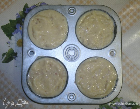 По истечении времени достать мороженое из морозилки, разложить по формам, накрыть пленкой и поставить в морозилку еще на 2–3 часа.