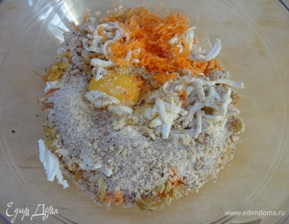 Сюда же добавьте яйцо, свежемолотый перец, смесь манки, отрубей и орехов и хорошо перемешайте руками.