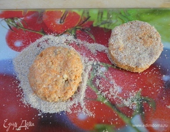 Мокрыми руками разделите на 8–9 частей и сформируйте небольшие котлеты, обваляв их в оставшихся овсяных отрубях.