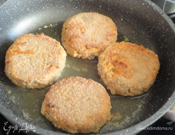 На разогретом растительном масле при среднем нагреве обжарьте котлетки с двух сторон по 3–5 минут. Затем все котлетки (или частями) уложите в сковороду, налейте 1/3 стакана воды, накройте крышкой и томите на минимальном нагреве практически до полного испарения жидкости.