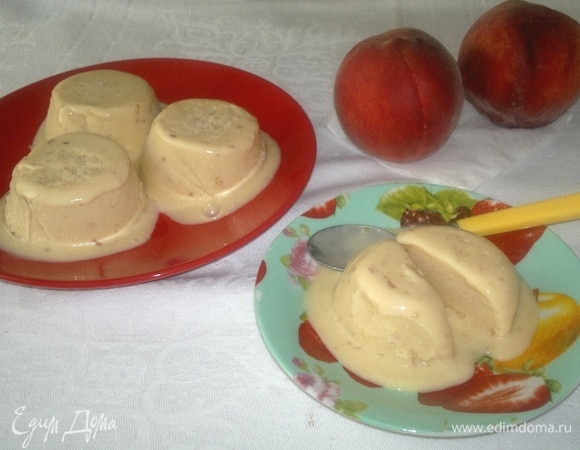 Вкусный домашний десерт готов. Достать мороженое из морозилки, вынуть из формочек и наслаждаться прекрасным вкусом. Угощайтесь! Приятного аппетита!