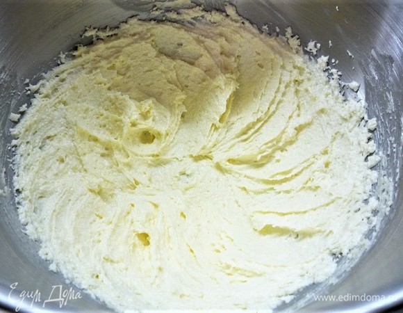 Взбиваем сливочное масло комнатной температуры с сахаром до пышности.