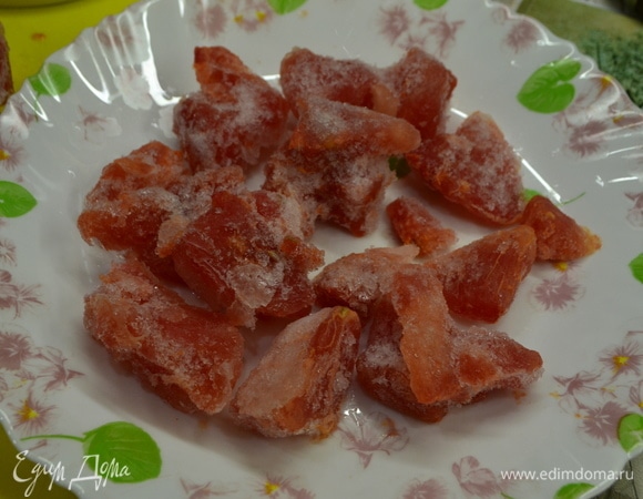 Достаем из морозилки кусочки арбуза.