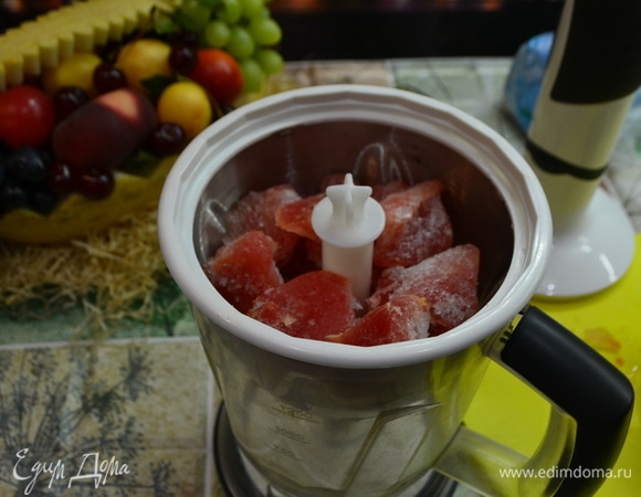 В чаше блендера для льда разбиваем кусочки арбуза до мелкой крошки.