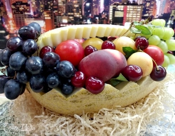 Наполняем корзину свежими фруктами — они дополнят десерт разными вкусами по желанию.