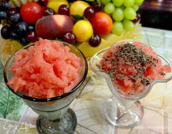 Креманки наполняем мороженым, арбузным сорбетом, стружкой шоколада и ягодкой.