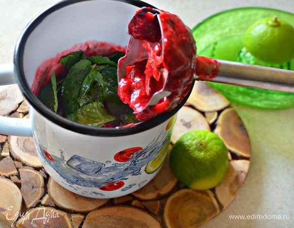 С помощью блендера измельчить ягоды, добавить листья мяты и еще немного взбить. Добавить сок лайма, мед и все хорошо перемешать. Попробуйте на вкус: если для вас сладости мало, то добавьте еще немного меда. У меня была очень ароматная и сладкая малина, поэтому все (и сладость, и кислинка) получилось в меру.