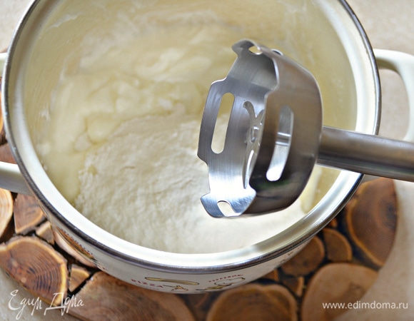 Смешайте йогурт с ванильной сахарной пудрой и слегка взбейте с помощью блендера до однородности. Если у вас обычная сахарная пудра, то просто добавьте в нее на кончике ножа ванильный экстракт.