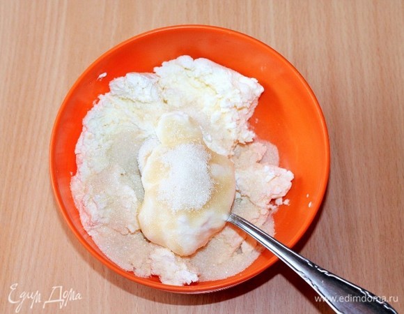 Протертый через сито творог (обезжиренный без крупинок), взбейте с сахаром (2 ст. л.) и сметаной (2 ст. л.) до однородного состояния и растворения сахара. Взбитый творог на вкус должен быть нежным и без крупинок. Сахар можно заменить на сахарную пудру.