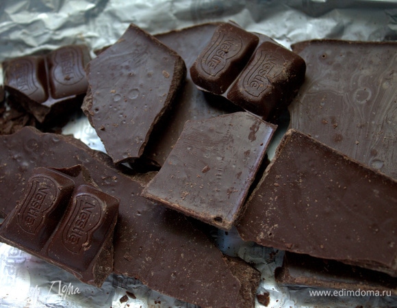 Шоколад поломать или натереть.