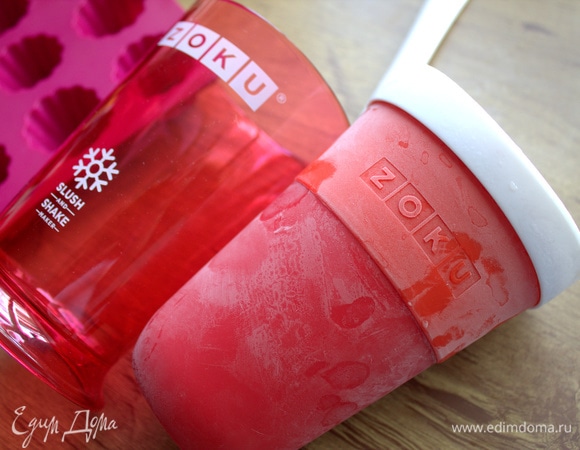 Снова для быстроты воспользуемся стаканом мини-мороженицы. Его надо заморозить на 8 ч или более. Я держу сейчас всегда чистый в морозилке. Объем стакана — 240 мл.