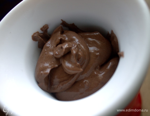 Перенести шоколадный состав в стакан.