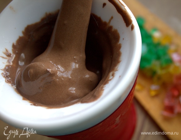 Начинаем мешать ложкой-лопаткой из набора.