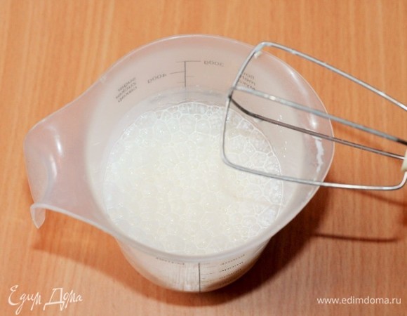 Взбейте холодные сливки миксером.