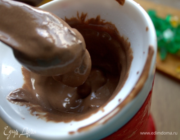 Примерно через 5 минут активного перемешивания масса густеет, и надо отделять ее от стенок. Это способствует быстрому застыванию в дальнейшем.