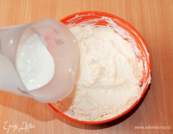 И аккуратно вмешайте в творожную массу.