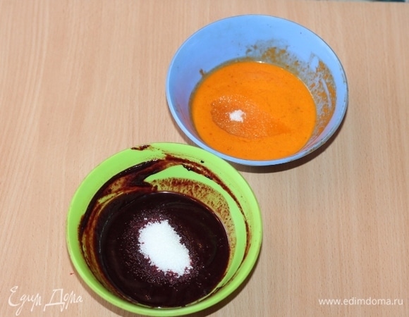 Добавьте в каждую миску с ягодой по 2 ст. л. творожной массы и по 1–2 ст. л. сахара (или по вкусу).