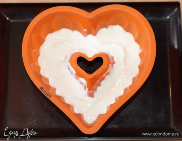 Смажьте силиконовую форму растительным маслом (капля). Если у вас металлическая форма, застелите ее пищевой пленкой и смажьте маслом. Выложите сметано-творожную массу (1/2 часть) в форму. Поставьте форму в морозилку на 30 минут.