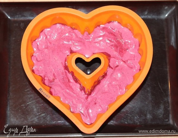 По истечении этого времени выньте форму с застывшим первым слоем и выложите на него пюре из смородины. Опять поставьте форму в морозилку на 30 минут.