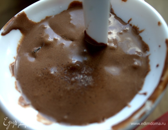 Попробовала, и мне по вкусу сюда просилась соль. Кто пробовал шоколадную выпечку с щепоткой соли и кому понравилось, те поймут это сочетание. Кому не нравится, не добавляйте.