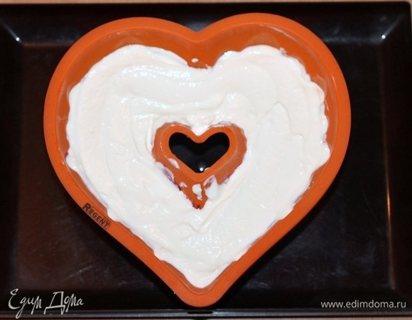 Следующим слоем идет сметано-творожная масса.