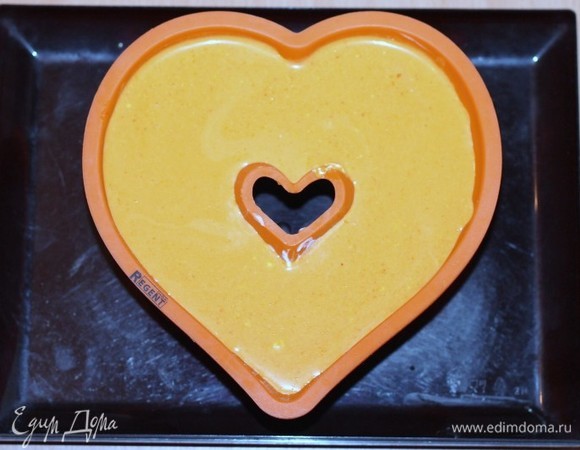 А за ней — облепиховое пюре. С прибавлением каждого слоя отправляем тортик в морозилку.