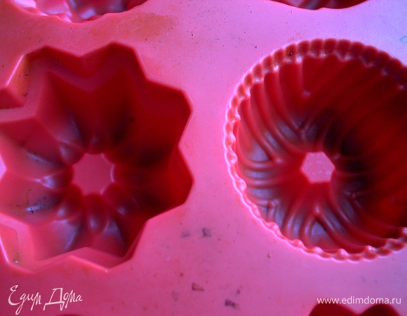 Для подачи воспользуемся любой силиконовой формочкой для маффинов.