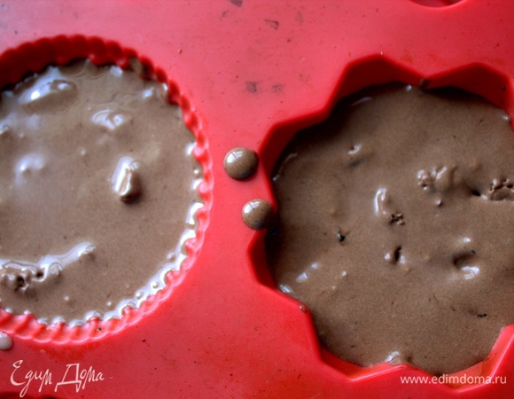 Эти формочки довольно глубокие, и я разлила массу пополам.