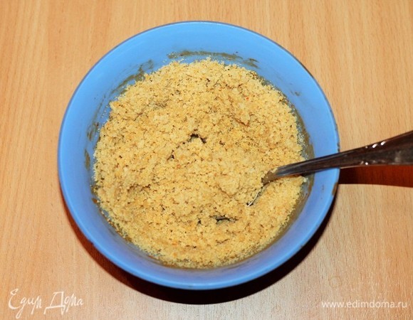 Сливочное масло растопить и смешать с измельченным в блендере печеньем.