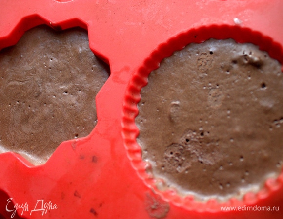 Отправляем в морозилку на несколько часов.