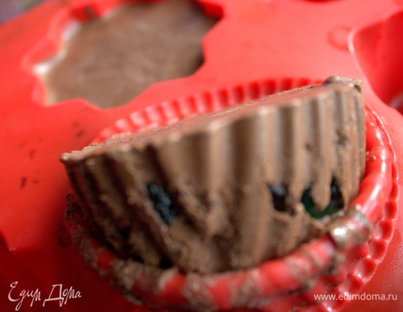 Мне показалось, что мороженое достаточно застыло, и стала вынимать.