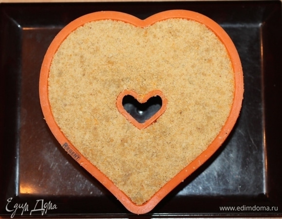 Полученную массу выложить поверх торта и разровнять. Поставьте формочку с тортом в морозильник на 4 часа или до застывания.