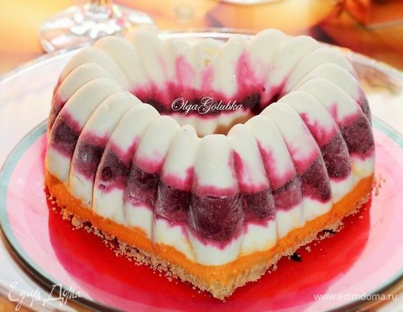 Готовый торт переверните на тарелку. И перед подачей поместите на 30 минут в холодильник.