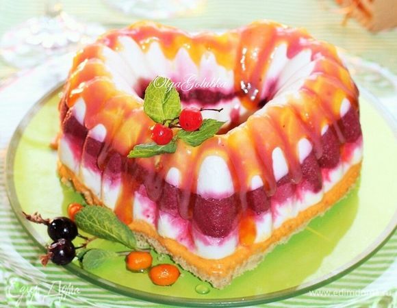 Украшаем по желанию! Я украсила растопленным белым шоколадом, смешанным с протертой ягодой (1 ст. л.). Украшала перед подачей.