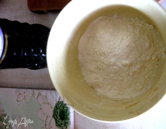 Нам потребуется смешать муку, соевый соус, соль и воду.