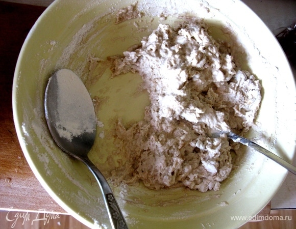 Смешиваем так, чтобы лепешка не липла и была тонкой, как пергамент.