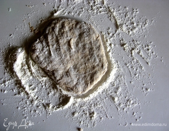 Раскатать в тонюсенький пласт.