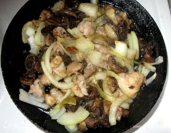 Тем временем пассеруем начинку.