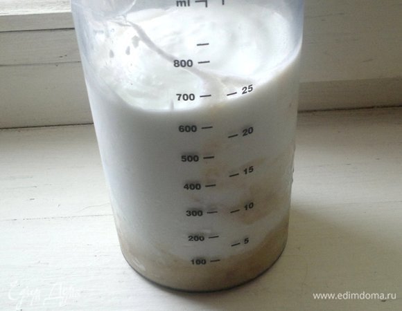 К банановому пюре добавить натуральный йогурт, взбить. Если любите более сладкое мороженое, то добавьте немного меда или сахарной пудры.