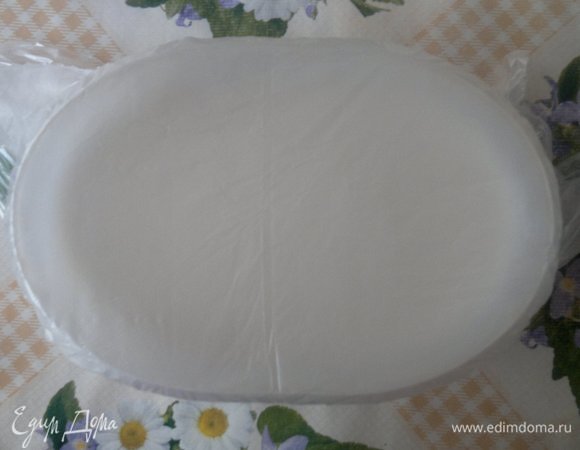 Йогуртово-банановую массу вылить в контейнер. Накрыть крышкой или пищевой пленкой.