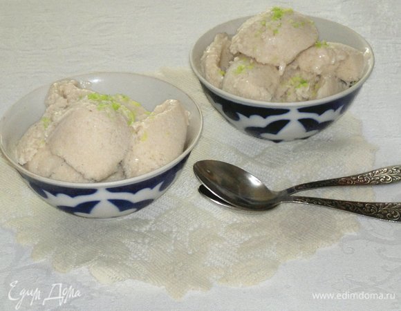 Готовое мороженое достать из морозилки, подержать немного в холодильнике. Разложить по порциям, украсить по желанию. Я посыпала цветной кокосовой стружкой. Угощайтесь! Приятного аппетита!