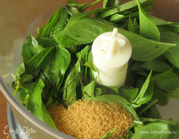 В блендер кладем листья, ложку сахара, ложку сока или мякоть 1/2 яблока.