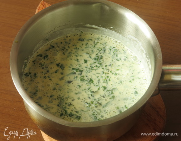 Кладем листья измельченные в сливки и даем настояться 30 минут. Экстрагируем ароматы и вкус.
