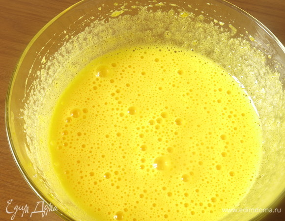 Взбиваем желтки с сахаром.