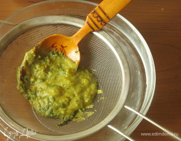 Перетираем массу через сито.