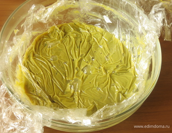 Накрываем пленкой и ставим в холодильник минимум на 30 минут. Оптимально — 4 часа.