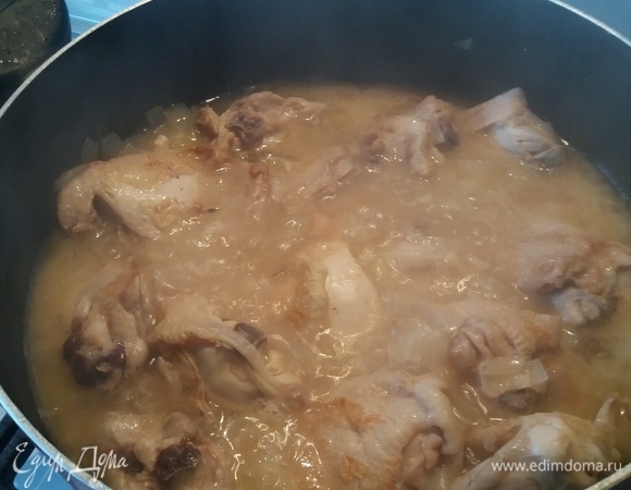 Возвращаем бедра в кастрюлю, тушим на медленном огне под крышкой около часа. За 10 минут до готовности вливаем сливки.